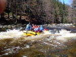 RAFTING NA JIZEE 10.4.2011, Sluncem zalit dol eky Jizery vynahradilo men stav vody. Skvl nlada a spousta zbavy na raftech, velmi pjemn pivtan jara. - fotografie 42