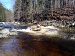 RAFTING NA JIZEE 10.4.2011, Sluncem zalit dol eky Jizery vynahradilo men stav vody. Skvl nlada a spousta zbavy na raftech, velmi pjemn pivtan jara. - fotografie 43