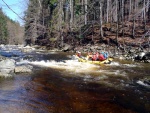 RAFTING NA JIZEE 10.4.2011, Sluncem zalit dol eky Jizery vynahradilo men stav vody. Skvl nlada a spousta zbavy na raftech, velmi pjemn pivtan jara. - fotografie 44