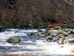 RAFTING NA JIZEE 10.4.2011, Sluncem zalit dol eky Jizery vynahradilo men stav vody. Skvl nlada a spousta zbavy na raftech, velmi pjemn pivtan jara. - fotografie 51