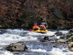 RAFTING NA JIZEE 10.4.2011, Sluncem zalit dol eky Jizery vynahradilo men stav vody. Skvl nlada a spousta zbavy na raftech, velmi pjemn pivtan jara. - fotografie 54