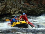 RAFTING NA JIZEE 10.4.2011, Sluncem zalit dol eky Jizery vynahradilo men stav vody. Skvl nlada a spousta zbavy na raftech, velmi pjemn pivtan jara. - fotografie 56