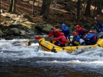 RAFTING NA JIZEE 10.4.2011, Sluncem zalit dol eky Jizery vynahradilo men stav vody. Skvl nlada a spousta zbavy na raftech, velmi pjemn pivtan jara. - fotografie 57