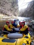 RAFTING NA JIZEE 10.4.2011, Sluncem zalit dol eky Jizery vynahradilo men stav vody. Skvl nlada a spousta zbavy na raftech, velmi pjemn pivtan jara. - fotografie 61