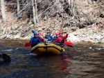 RAFTING NA JIZEE 10.4.2011, Sluncem zalit dol eky Jizery vynahradilo men stav vody. Skvl nlada a spousta zbavy na raftech, velmi pjemn pivtan jara. - fotografie 62