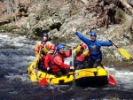 RAFTING NA JIZEE 10.4.2011, Sluncem zalit dol eky Jizery vynahradilo men stav vody. Skvl nlada a spousta zbavy na raftech, velmi pjemn pivtan jara. - fotografie 66