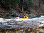 RAFTING NA JIZEE 10.4.2011, Sluncem zalit dol eky Jizery vynahradilo men stav vody. Skvl nlada a spousta zbavy na raftech, velmi pjemn pivtan jara. - fotografie 70