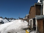 SILVRETTA - OPRAVDOV SKIALPINISTICK RJ - 2011, tyi dny ve sluncem zalitch horch. Pochvala vem astnkm za pohodu a super vkony. Odpoledn siesta byla vdy odmnou za rann vstvn... - fotografie 60