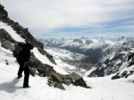 SILVRETTA - OPRAVDOV SKIALPINISTICK RJ - 2011, tyi dny ve sluncem zalitch horch. Pochvala vem astnkm za pohodu a super vkony. Odpoledn siesta byla vdy odmnou za rann vstvn... - fotografie 111