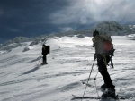 SILVRETTA - OPRAVDOV SKIALPINISTICK RJ - 2011, tyi dny ve sluncem zalitch horch. Pochvala vem astnkm za pohodu a super vkony. Odpoledn siesta byla vdy odmnou za rann vstvn... - fotografie 140