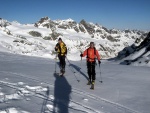 SILVRETTA - OPRAVDOV SKIALPINISTICK RJ - 2011, tyi dny ve sluncem zalitch horch. Pochvala vem astnkm za pohodu a super vkony. Odpoledn siesta byla vdy odmnou za rann vstvn... - fotografie 153