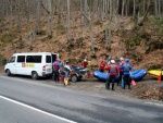 RAFTING NA JIZEE 16.4.2011, Na horch snh a pod horami slunce. Nov snh jet nezaal tt a tak bylo vody mlo. Pesto oblben vlce mma a tta, stejn jako schody a umpa byly pardn zbavn. - fotografie 12