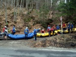 RAFTING NA JIZEE 16.4.2011, Na horch snh a pod horami slunce. Nov snh jet nezaal tt a tak bylo vody mlo. Pesto oblben vlce mma a tta, stejn jako schody a umpa byly pardn zbavn. - fotografie 13