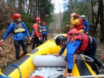 RAFTING NA JIZEE 16.4.2011, Na horch snh a pod horami slunce. Nov snh jet nezaal tt a tak bylo vody mlo. Pesto oblben vlce mma a tta, stejn jako schody a umpa byly pardn zbavn. - fotografie 15