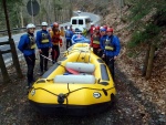 RAFTING NA JIZEE 16.4.2011, Na horch snh a pod horami slunce. Nov snh jet nezaal tt a tak bylo vody mlo. Pesto oblben vlce mma a tta, stejn jako schody a umpa byly pardn zbavn. - fotografie 16