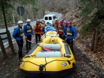 RAFTING NA JIZEE 16.4.2011, Na horch snh a pod horami slunce. Nov snh jet nezaal tt a tak bylo vody mlo. Pesto oblben vlce mma a tta, stejn jako schody a umpa byly pardn zbavn. - fotografie 17