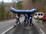 RAFTING NA JIZEE 16.4.2011, Na horch snh a pod horami slunce. Nov snh jet nezaal tt a tak bylo vody mlo. Pesto oblben vlce mma a tta, stejn jako schody a umpa byly pardn zbavn. - fotografie 18