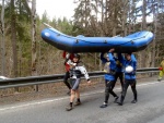 RAFTING NA JIZEE 16.4.2011, Na horch snh a pod horami slunce. Nov snh jet nezaal tt a tak bylo vody mlo. Pesto oblben vlce mma a tta, stejn jako schody a umpa byly pardn zbavn. - fotografie 20