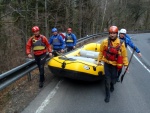 RAFTING NA JIZEE 16.4.2011, Na horch snh a pod horami slunce. Nov snh jet nezaal tt a tak bylo vody mlo. Pesto oblben vlce mma a tta, stejn jako schody a umpa byly pardn zbavn. - fotografie 23