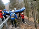 RAFTING NA JIZEE 16.4.2011, Na horch snh a pod horami slunce. Nov snh jet nezaal tt a tak bylo vody mlo. Pesto oblben vlce mma a tta, stejn jako schody a umpa byly pardn zbavn. - fotografie 24