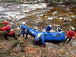 RAFTING NA JIZEE 16.4.2011, Na horch snh a pod horami slunce. Nov snh jet nezaal tt a tak bylo vody mlo. Pesto oblben vlce mma a tta, stejn jako schody a umpa byly pardn zbavn. - fotografie 31