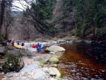 RAFTING NA JIZEE 16.4.2011, Na horch snh a pod horami slunce. Nov snh jet nezaal tt a tak bylo vody mlo. Pesto oblben vlce mma a tta, stejn jako schody a umpa byly pardn zbavn. - fotografie 35