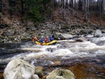 RAFTING NA JIZEE 16.4.2011, Na horch snh a pod horami slunce. Nov snh jet nezaal tt a tak bylo vody mlo. Pesto oblben vlce mma a tta, stejn jako schody a umpa byly pardn zbavn. - fotografie 37