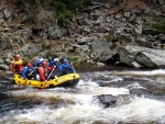 RAFTING NA JIZEE 16.4.2011, Na horch snh a pod horami slunce. Nov snh jet nezaal tt a tak bylo vody mlo. Pesto oblben vlce mma a tta, stejn jako schody a umpa byly pardn zbavn. - fotografie 38