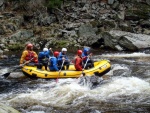 RAFTING NA JIZEE 16.4.2011, Na horch snh a pod horami slunce. Nov snh jet nezaal tt a tak bylo vody mlo. Pesto oblben vlce mma a tta, stejn jako schody a umpa byly pardn zbavn. - fotografie 39