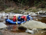 RAFTING NA JIZEE 16.4.2011, Na horch snh a pod horami slunce. Nov snh jet nezaal tt a tak bylo vody mlo. Pesto oblben vlce mma a tta, stejn jako schody a umpa byly pardn zbavn. - fotografie 42