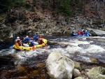 RAFTING NA JIZEE 16.4.2011, Na horch snh a pod horami slunce. Nov snh jet nezaal tt a tak bylo vody mlo. Pesto oblben vlce mma a tta, stejn jako schody a umpa byly pardn zbavn. - fotografie 50