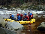 RAFTING NA JIZEE 16.4.2011, Na horch snh a pod horami slunce. Nov snh jet nezaal tt a tak bylo vody mlo. Pesto oblben vlce mma a tta, stejn jako schody a umpa byly pardn zbavn. - fotografie 51