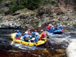 RAFTING NA JIZEE 16.4.2011, Na horch snh a pod horami slunce. Nov snh jet nezaal tt a tak bylo vody mlo. Pesto oblben vlce mma a tta, stejn jako schody a umpa byly pardn zbavn. - fotografie 52