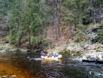 RAFTING NA JIZEE 16.4.2011, Na horch snh a pod horami slunce. Nov snh jet nezaal tt a tak bylo vody mlo. Pesto oblben vlce mma a tta, stejn jako schody a umpa byly pardn zbavn. - fotografie 53