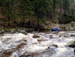 RAFTING NA JIZEE 16.4.2011, Na horch snh a pod horami slunce. Nov snh jet nezaal tt a tak bylo vody mlo. Pesto oblben vlce mma a tta, stejn jako schody a umpa byly pardn zbavn. - fotografie 54
