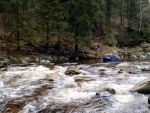 RAFTING NA JIZEE 16.4.2011, Na horch snh a pod horami slunce. Nov snh jet nezaal tt a tak bylo vody mlo. Pesto oblben vlce mma a tta, stejn jako schody a umpa byly pardn zbavn. - fotografie 54