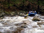 RAFTING NA JIZEE 16.4.2011, Na horch snh a pod horami slunce. Nov snh jet nezaal tt a tak bylo vody mlo. Pesto oblben vlce mma a tta, stejn jako schody a umpa byly pardn zbavn. - fotografie 55