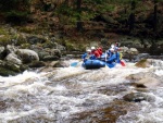 RAFTING NA JIZEE 16.4.2011, Na horch snh a pod horami slunce. Nov snh jet nezaal tt a tak bylo vody mlo. Pesto oblben vlce mma a tta, stejn jako schody a umpa byly pardn zbavn. - fotografie 56