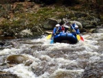 RAFTING NA JIZEE 16.4.2011, Na horch snh a pod horami slunce. Nov snh jet nezaal tt a tak bylo vody mlo. Pesto oblben vlce mma a tta, stejn jako schody a umpa byly pardn zbavn. - fotografie 57