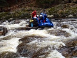 RAFTING NA JIZEE 16.4.2011, Na horch snh a pod horami slunce. Nov snh jet nezaal tt a tak bylo vody mlo. Pesto oblben vlce mma a tta, stejn jako schody a umpa byly pardn zbavn. - fotografie 60