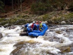 RAFTING NA JIZEE 16.4.2011, Na horch snh a pod horami slunce. Nov snh jet nezaal tt a tak bylo vody mlo. Pesto oblben vlce mma a tta, stejn jako schody a umpa byly pardn zbavn. - fotografie 61