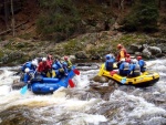 RAFTING NA JIZEE 16.4.2011, Na horch snh a pod horami slunce. Nov snh jet nezaal tt a tak bylo vody mlo. Pesto oblben vlce mma a tta, stejn jako schody a umpa byly pardn zbavn. - fotografie 63