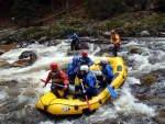 RAFTING NA JIZEE 16.4.2011, Na horch snh a pod horami slunce. Nov snh jet nezaal tt a tak bylo vody mlo. Pesto oblben vlce mma a tta, stejn jako schody a umpa byly pardn zbavn. - fotografie 65