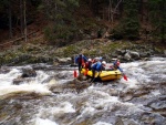 RAFTING NA JIZEE 16.4.2011, Na horch snh a pod horami slunce. Nov snh jet nezaal tt a tak bylo vody mlo. Pesto oblben vlce mma a tta, stejn jako schody a umpa byly pardn zbavn. - fotografie 67