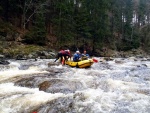 RAFTING NA JIZEE 16.4.2011, Na horch snh a pod horami slunce. Nov snh jet nezaal tt a tak bylo vody mlo. Pesto oblben vlce mma a tta, stejn jako schody a umpa byly pardn zbavn. - fotografie 68