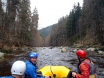 RAFTING NA JIZEE 16.4.2011, Na horch snh a pod horami slunce. Nov snh jet nezaal tt a tak bylo vody mlo. Pesto oblben vlce mma a tta, stejn jako schody a umpa byly pardn zbavn. - fotografie 72