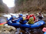 RAFTING NA JIZEE 16.4.2011, Na horch snh a pod horami slunce. Nov snh jet nezaal tt a tak bylo vody mlo. Pesto oblben vlce mma a tta, stejn jako schody a umpa byly pardn zbavn. - fotografie 73