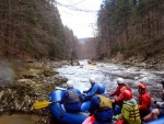 RAFTING NA JIZEE 16.4.2011, Na horch snh a pod horami slunce. Nov snh jet nezaal tt a tak bylo vody mlo. Pesto oblben vlce mma a tta, stejn jako schody a umpa byly pardn zbavn. - fotografie 74