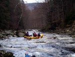 RAFTING NA JIZEE 16.4.2011, Na horch snh a pod horami slunce. Nov snh jet nezaal tt a tak bylo vody mlo. Pesto oblben vlce mma a tta, stejn jako schody a umpa byly pardn zbavn. - fotografie 75