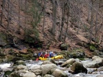 RAFTING NA JIZEE 16.4.2011, Na horch snh a pod horami slunce. Nov snh jet nezaal tt a tak bylo vody mlo. Pesto oblben vlce mma a tta, stejn jako schody a umpa byly pardn zbavn. - fotografie 80